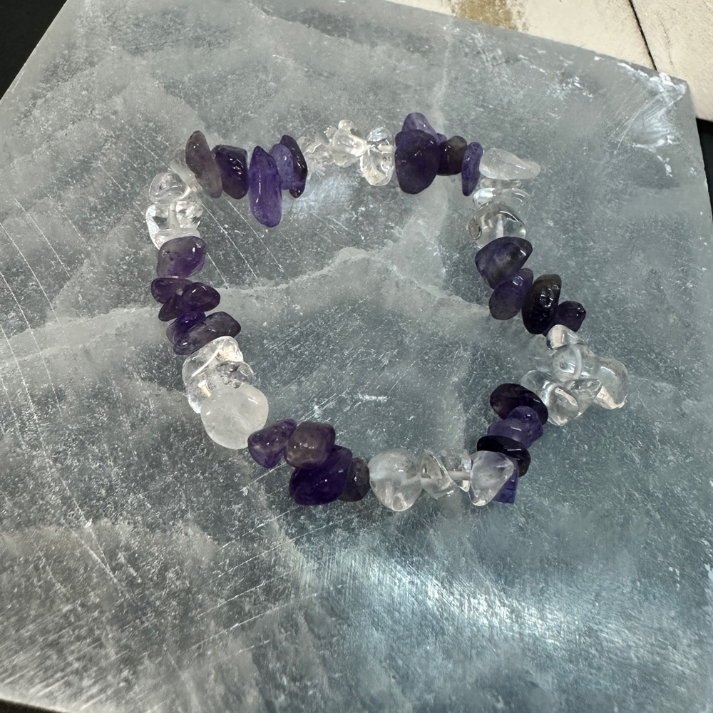 Amethyst & Clear Quartz Chip Bracelet Calming Clarity Healing Crystals | Unisex - Picture 4 of 6